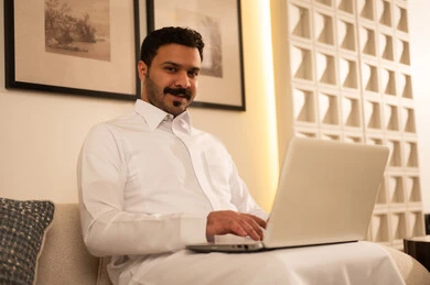 رجل سعودي بالثوب التقليدي يستخدم جهاز كمبيوتر محمول رجل سعودي بالثوب التقليدي يستخدم جهاز كمبيوتر محمول