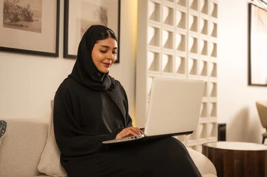 امرأة سعودية تستخدم الكمبيوتر المحمول في مكتب منزلي امرأة سعودية تستخدم الكمبيوتر المحمول في مكتب منزلي