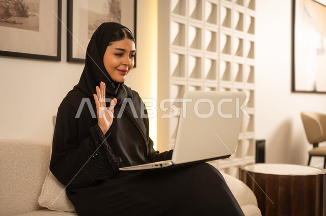 امرأة عربية تستخدم المحمول لمكالمة فيديو في الداخل