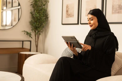 امرأة سعودية تستخدم جهاز لوحي في منزل حديث امرأة سعودية تستخدم جهاز لوحي في منزل حديث