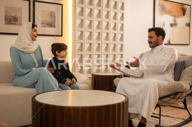عائلة سعودية تتحدث في غرفة معيشة حديثة