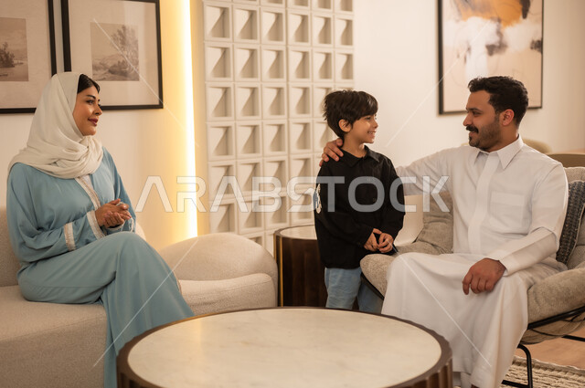 عائلة سعودية في غرفة معيشة حديثة بالمنزل