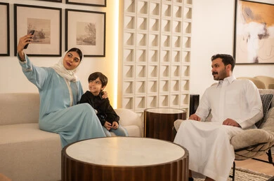 عائلة سعودية تلتقط سيلفي في غرفة معيشة حديثة