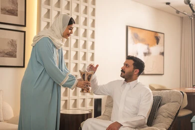 زوجان سعوديان مع مبخرة في غرفة معيشة حديثة