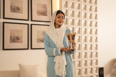 امرأة سعودية تمسك بمبخرة بخور تقليدية في المنزل