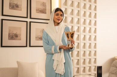 امرأة سعودية تحمل مبخرة تقليدية في المنزل
