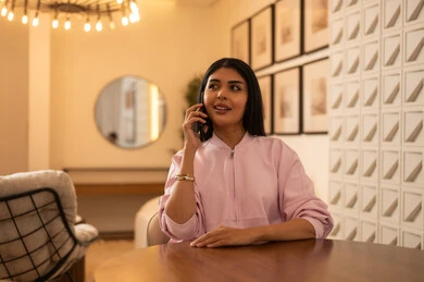 امرأة سعودية تتحدث عبر الهاتف في ديكور عصري