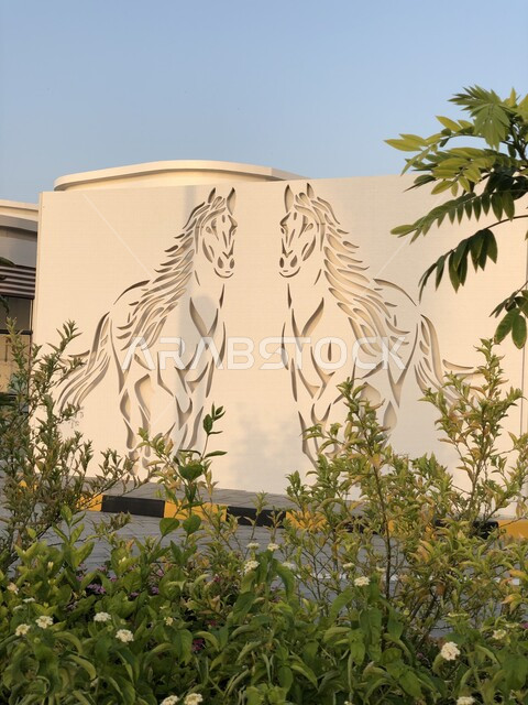 صورة لجدار منحوت على شكل خيل في ولاية بركاء بسلطنة عمان ، أماكن سياحية في سلطنة عمان