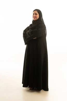 امرأة سعودية بالعباءة السوداء على خلفية بيضاء