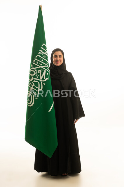 امرأة سعودية مع العلم الوطني بخلفية بيضاء