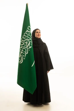 امرأة سعودية مع العلم الوطني خلفية بيضاء