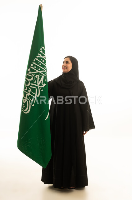 امرأة سعودية بالعباءة مع العلم على خلفية بيضاء