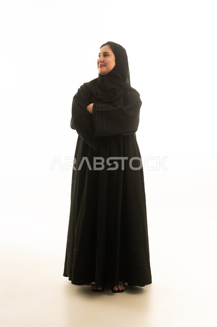 امرأة سعودية بالعباءة السوداء على خلفية بيضاء