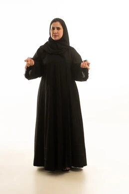 امرأة سعودية بالعباءة السوداء بتعبير تساؤل خلفية بيضاء