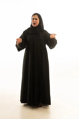 امرأة سعودية بالعباءة السوداء بتعبيرات تساؤل خلفية بيضاء