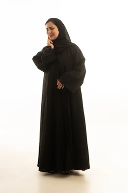 امرأة سعودية بالعباءة السوداء تعبر عن الألم امرأة سعودية بالعباءة السوداء تعبر عن الألم