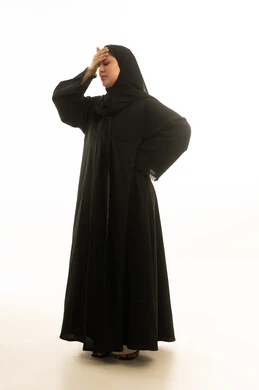 امرأة سعودية بالعباءة السوداء تعاني من الصداع امرأة سعودية بالعباءة السوداء تعاني من الصداع