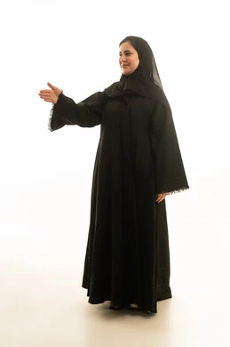 امرأة سعودية بالعباءة تصافح باليد أمام خلفية بيضاء