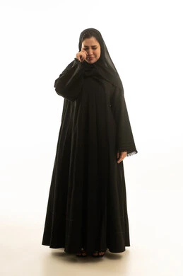 امرأة سعودية حزينة بالعباءة السوداء تبكي خلفية بيضاء