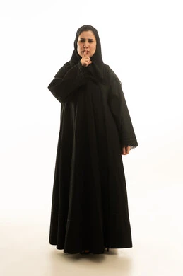 امرأة سعودية بالعباءة السوداء تطلب الهدوء والصمت