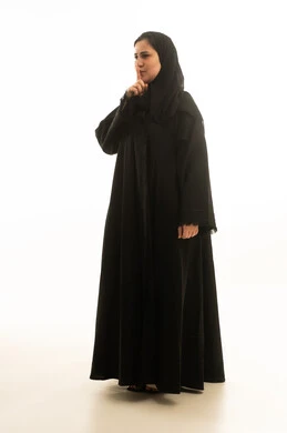 امرأة سعودية بالعباءة تطلب الهدوء بخلفية بيضاء