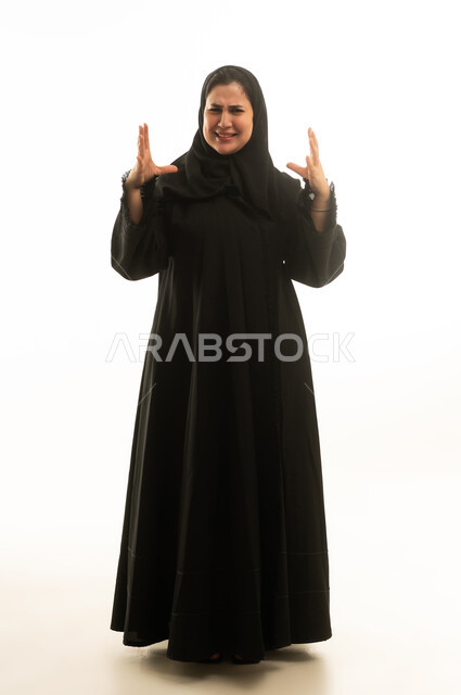 امرأة سعودية غاضبة بالعباءة على خلفية بيضاء