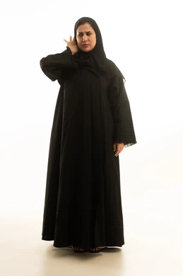 امرأة سعودية بالعباءة السوداء بتعبيرات وجه محبطة