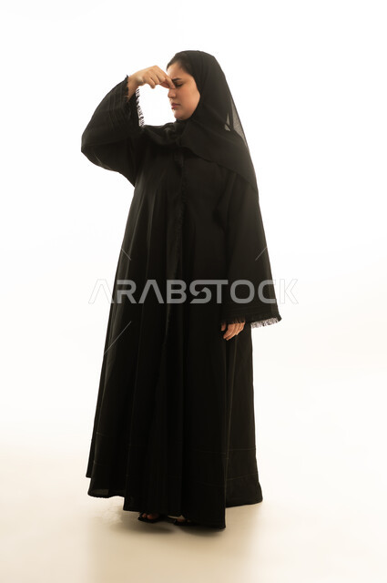 امرأة سعودية بالعباءة تغلق أنفها بسبب رائحة كريهة