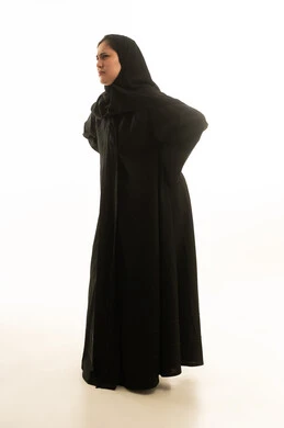 امرأة سعودية بالعباءة السوداء بتعابير غاضبة امرأة سعودية بالعباءة السوداء بتعابير غاضبة