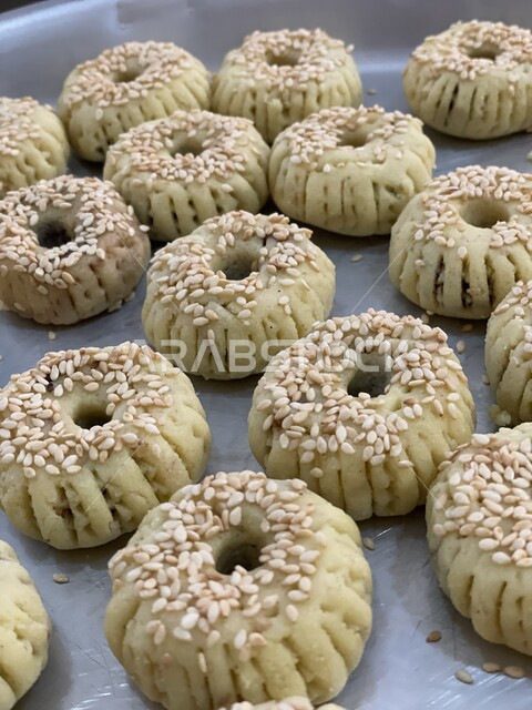 صورة لمعمول التمر قبل الخبيز ، معمول محشو بالتمر ، حلويات شعبية لذيذة ، كعك العيد الشهي المحشو بالتمر