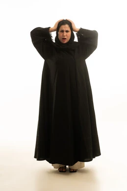 امرأة سعودية بالعباءة السوداء مصدومة خلفية بيضاء