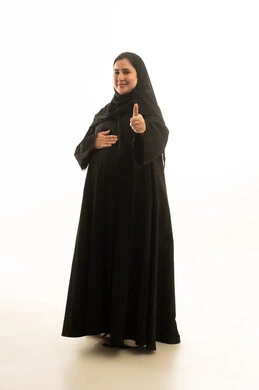 امرأة سعودية حامل بالعباءة ترفع إبهامها