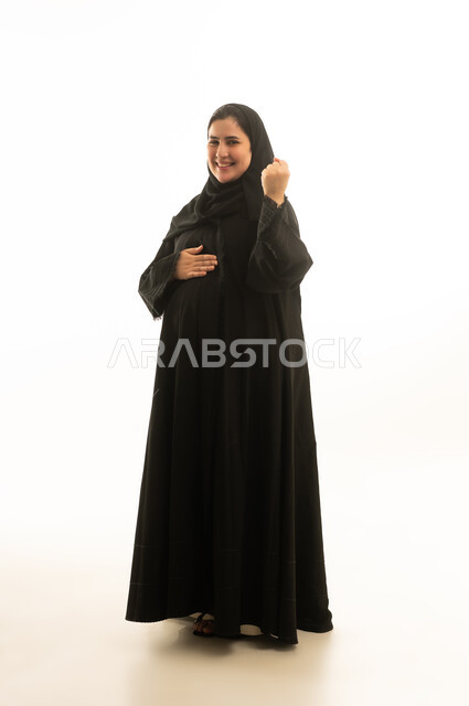 امرأة سعودية حامل بالعباءة السوداء على خلفية بيضاء