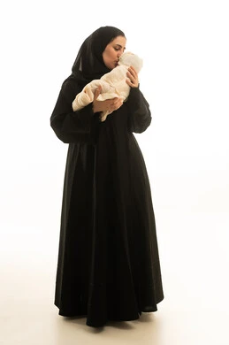 أم إماراتية مع طفلها بالعباءة السوداء التقليدية