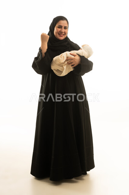 أم سعودية بالعباءة السوداء تحمل مولودها الجديد خلفية بيضاء
