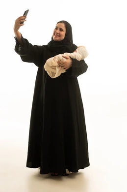 امرأة سعودية مع مولودها تلتقط صورة سيلفي