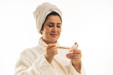 امرأة عربية برداء الحمام تضع المكياج امرأة عربية برداء الحمام تضع المكياج