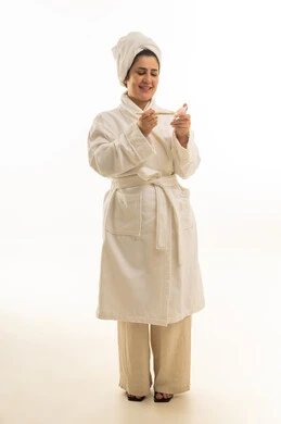 امرأة سعودية بروب استحمام أبيض تحمل أداة عناية بالبشرة امرأة سعودية بروب استحمام أبيض تحمل أداة عناية بالبشرة