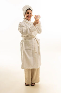 امرأة عربية برداء حمام أبيض تضع المكياج