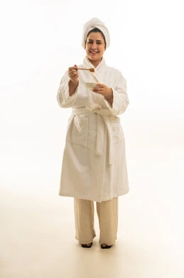 امرأة عربية ترتدي رداء حمام أبيض للعناية بالبشرة