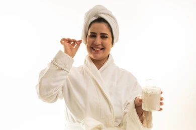 امرأة عربية برداء الحمام الأبيض مع مسحوق العناية