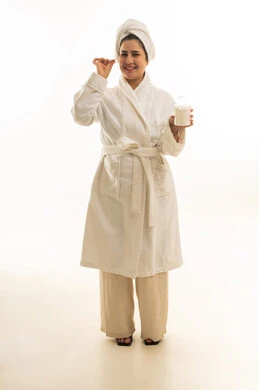 امرأة عربية برداء الاستحمام الأبيض مع أعواد قطنية امرأة عربية برداء الاستحمام الأبيض مع أعواد قطنية