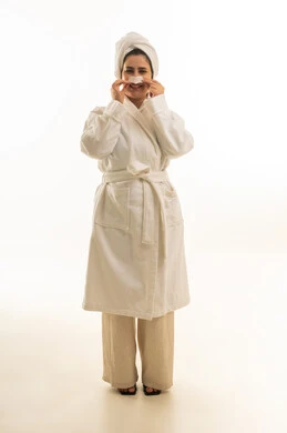 امرأة عربية برداء الحمام تضع لصقة تنظيف الأنف