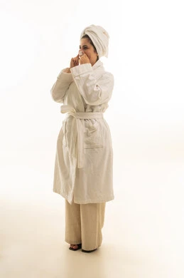 امرأة عربية برداء الحمام الأبيض للعناية بالبشرة