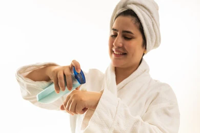 امرأة عربية في رداء حمام روتين العناية بالبشرة امرأة عربية في رداء حمام روتين العناية بالبشرة