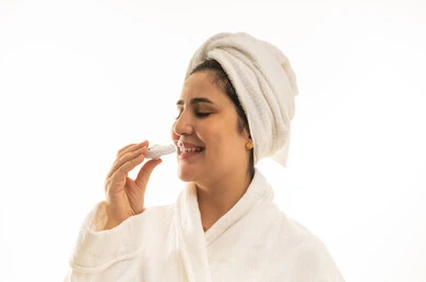 امرأة عربية برداء حمام أبيض مع تقويم أسنان امرأة عربية برداء حمام أبيض مع تقويم أسنان