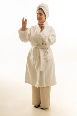 امرأة سعودية بروب استحمام ومنشفة رأس بيضاء امرأة سعودية بروب استحمام ومنشفة رأس بيضاء