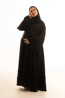 امرأة سعودية بالعباءة السوداء بوضعية التفكير والاستنتاج