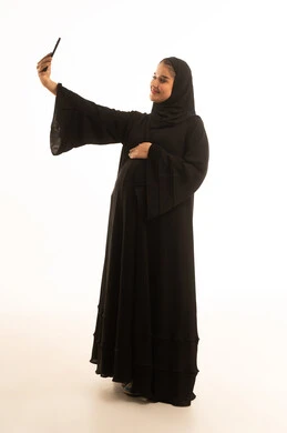 امرأة سعودية حامل تلتقط سيلفي بخلفية بيضاء