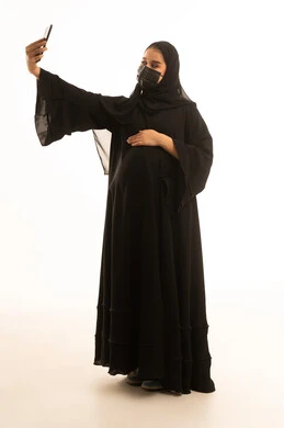 امرأة سعودية حامل بالعباءة تلتقط سيلفي امرأة سعودية حامل بالعباءة تلتقط سيلفي